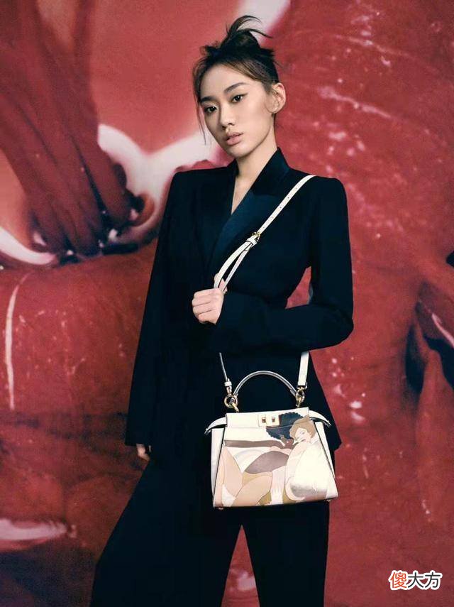 【时尚一点】闫妮母女罕见合体拍大片儿,女儿长成妈妈翻版,气场却不如妈妈