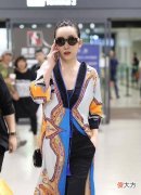 【就爱时尚】秦海璐穿“蝙蝠衫”太有味道了，手插兜出门向老板娘，太有范儿了