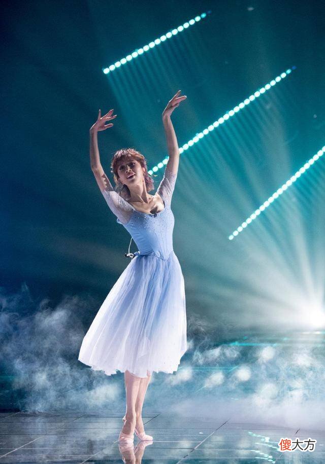 【就爱时尚】金巧巧的服装更是吸引了很多网友的注意，一儿一女堪称人生赢家