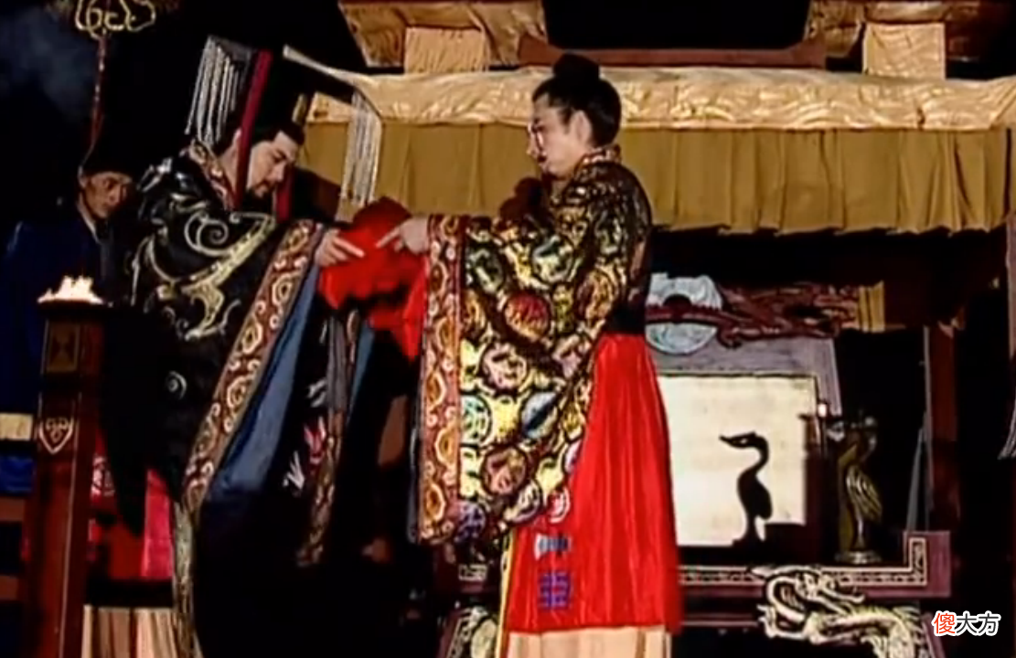 【历史故事】传国玉玺四次易手尽显三国枭雄本色：孙坚孙策袁术曹操，谁是忠臣？