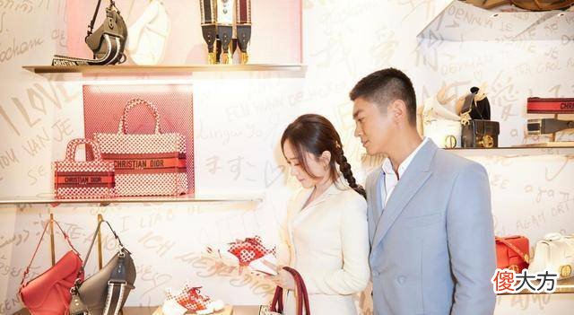 【就爱时尚】穿搭小知识：u型领口+紧身针织衫