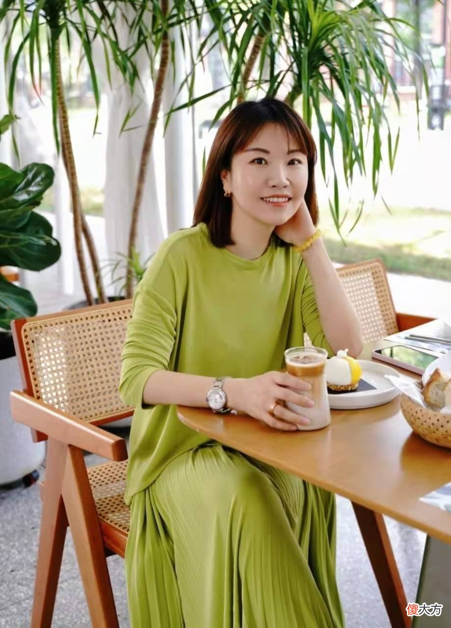 【就爱时尚】50多岁的女人如何穿衣？学会这3种搭配、2个技巧，从容优雅不显老