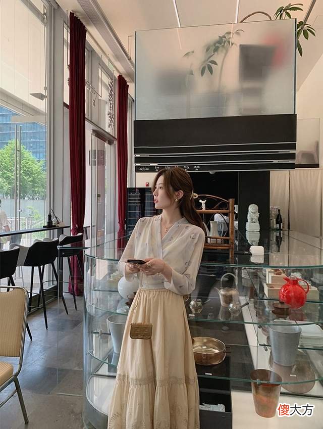 【时尚一点】仙气满满的“卿卿白茶”，纯美高颜值，大裙摆的白色半身裙