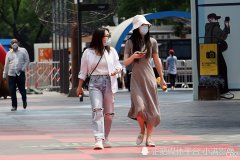 【就爱时尚】夏季女生怎么样选择裙装打扮？身材年龄是关键，适合自己的最好