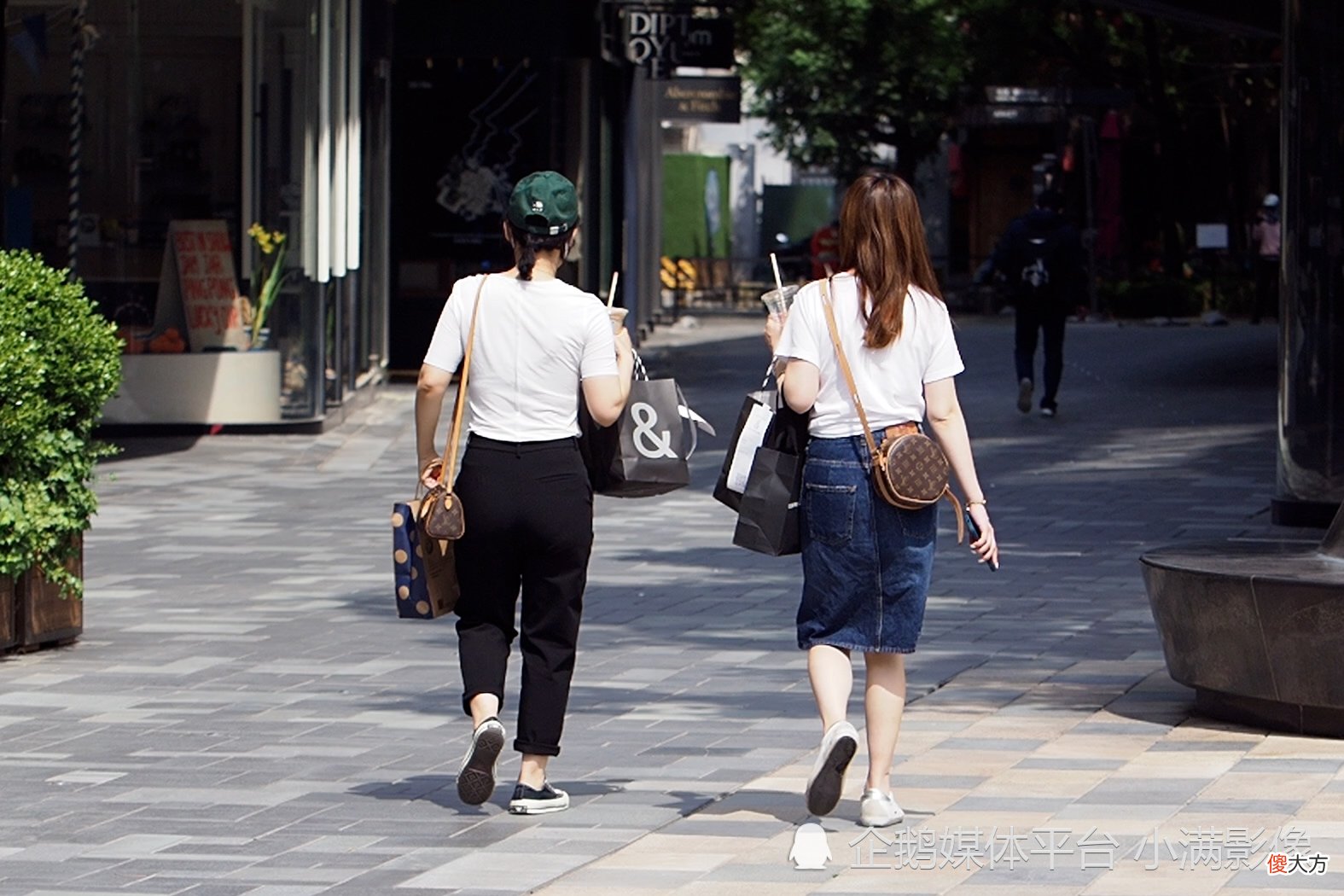 【就爱时尚】夏季女生怎么样选择裙装打扮？身材年龄是关键，适合自己的最好