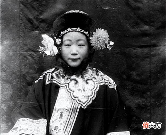 【爱历史】晚清格格：爱上姐夫溥仪一生未嫁，03年在养老院吃饺子被噎死