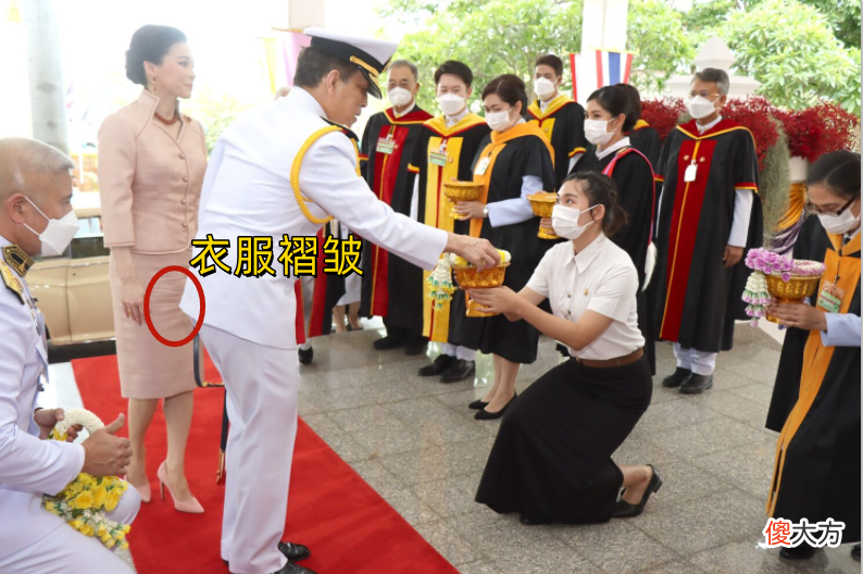 【就爱时尚】苏提达陪泰王亮相，衣服却皱皱巴巴，王后失意了
