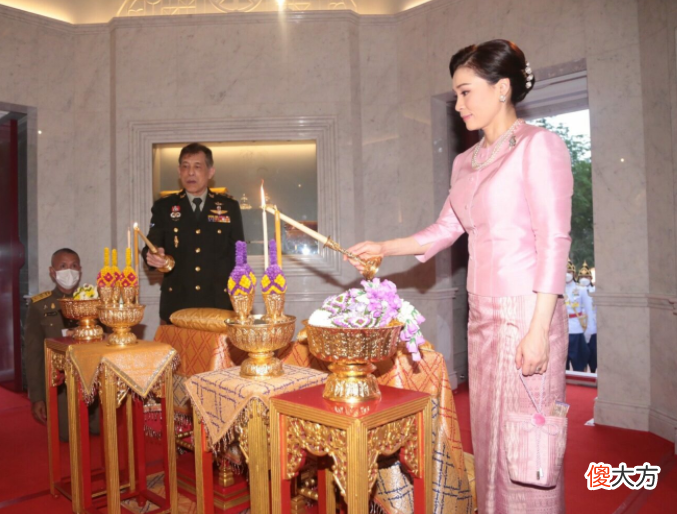 【就爱时尚】苏提达陪泰王亮相，衣服却皱皱巴巴，王后失意了
