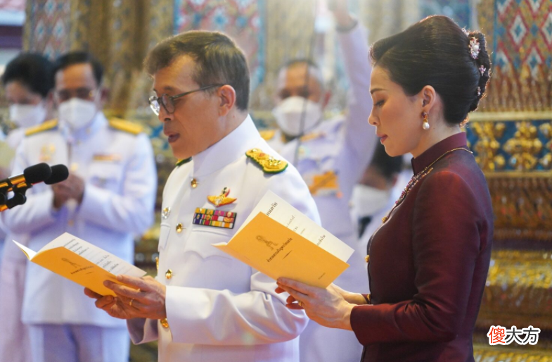 【就爱时尚】苏提达陪泰王亮相，衣服却皱皱巴巴，王后失意了