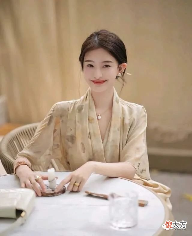 【时尚一点】怎么穿才显温柔？三套裙装穿搭示范，美得让人移不开眼
