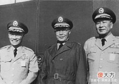 【历史故事】三位大佬同框合影，站在C位的是何应钦，旁边的两位将领是谁？