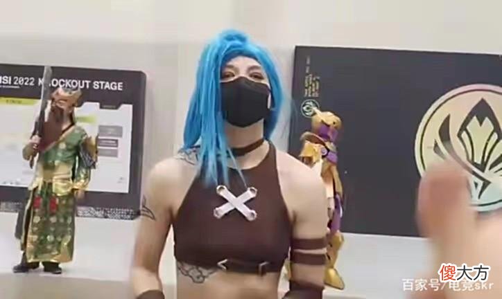 【游戏世界】户外主播小赵亲临MSI现场，高举RNG应援板！与当地粉丝激情对喷