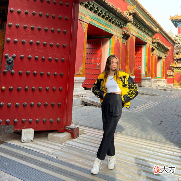 【时尚一点】奥运冠军谷爱凌晒美照，脚跟被高跟鞋磨红，光脚凌空一跃美到模糊