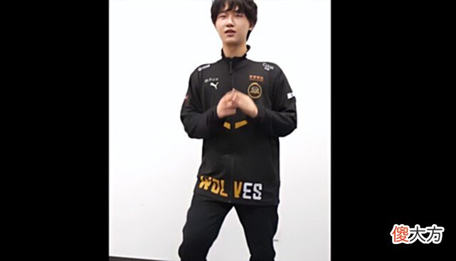 【游戏世界】飞牛变身王心凌男孩，在直播间展现才艺，水友：才貌双无