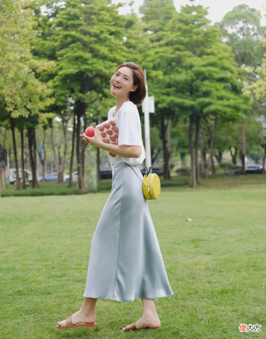 【时尚一点】懂得穿裙的女人才优雅！多穿这3条“半裙”，可以美一整个夏天