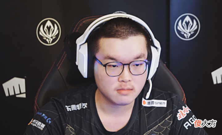 【游戏世界】一个是FMVP,一个是赛区第一AD!外媒:他们都成为了双刃剑