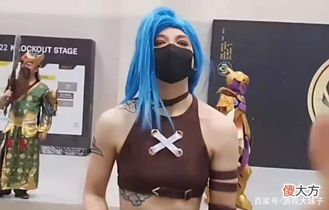 【游戏迷】主播前往msi现场，成全场唯一支持RNG的观众，网友提醒他注意安全