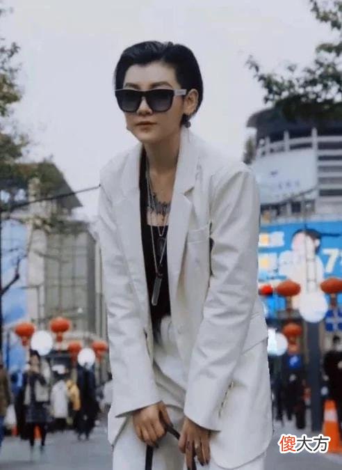 【时尚一点】“黑婚纱新娘”回应眼里无光，天天熬夜蹦迪，能睁开眼睛都算好了