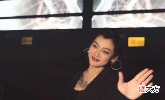 【时尚一点】“黑婚纱新娘”回应眼里无光，天天熬夜蹦迪，能睁开眼睛都算好了