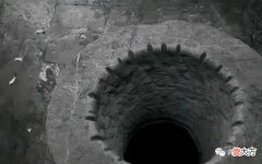 【历史故事】抗战时，日军围村搜查八路，村长悄悄塞给翻译三百元：俺村真没有