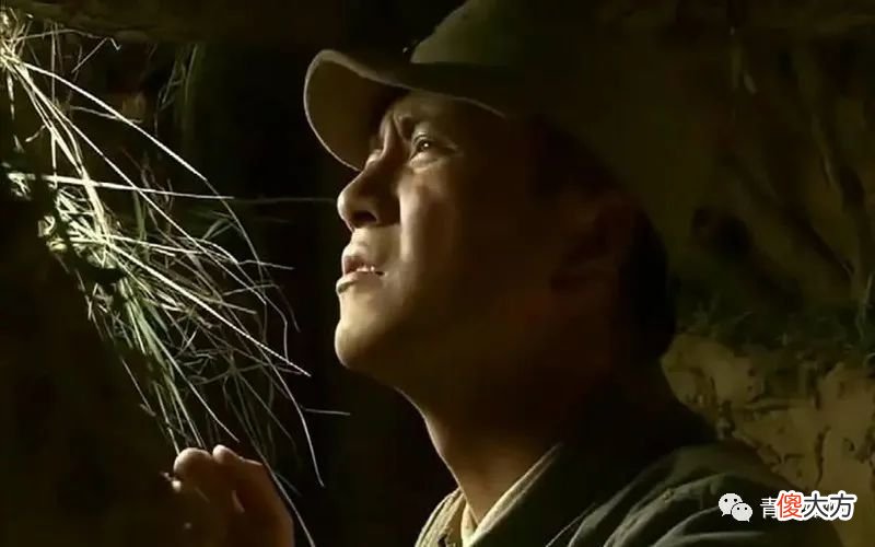【历史故事】抗战时，日军围村搜查八路，村长悄悄塞给翻译三百元：俺村真没有
