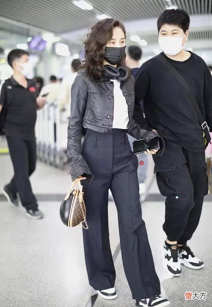 【就爱时尚】王子文承认有儿子后首次现身机场，巴掌腰低调了很多