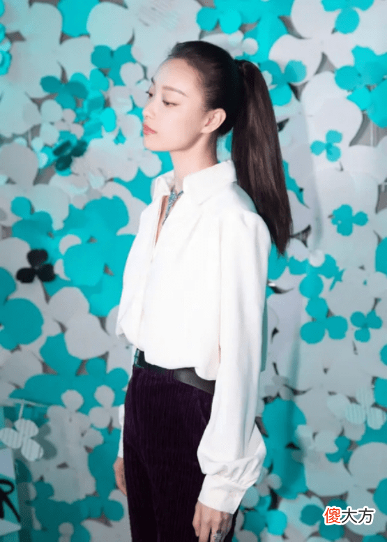 【时尚一点】真被倪妮美到了，穿条纹衬衫配绿色半身裙，优雅气质让人着迷