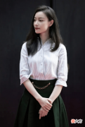 【时尚一点】真被倪妮美到了，穿条纹衬衫配绿色半身裙，优雅气质让人着迷