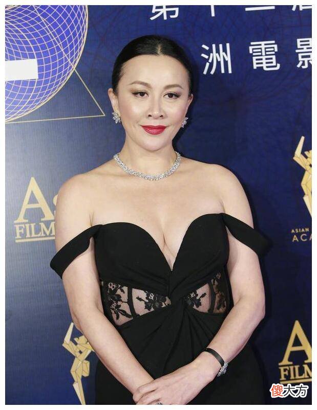 【就爱时尚】54岁刘嘉玲穿抹胸裙性感大气，穿着性感大气，气场毕露