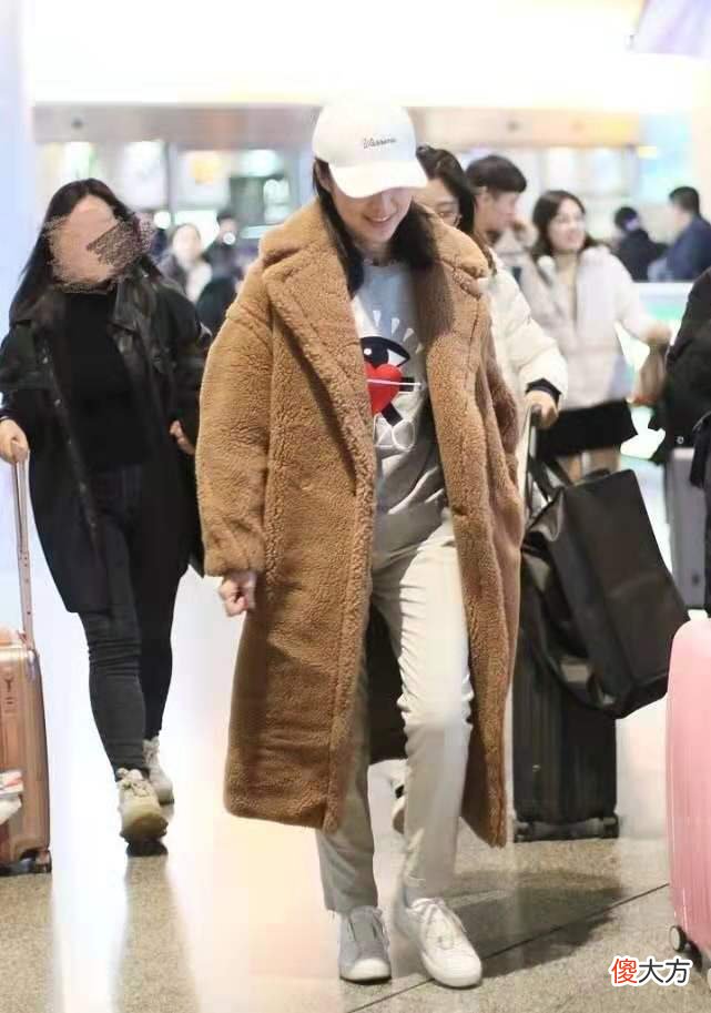 【就爱时尚】52岁周涛素颜现身机场，衣着朴素走机场好低调