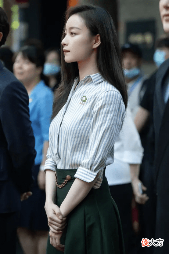 【时尚一点】刘若英的绸缎西装给人一种下垂感，呈现出聪明休闲感