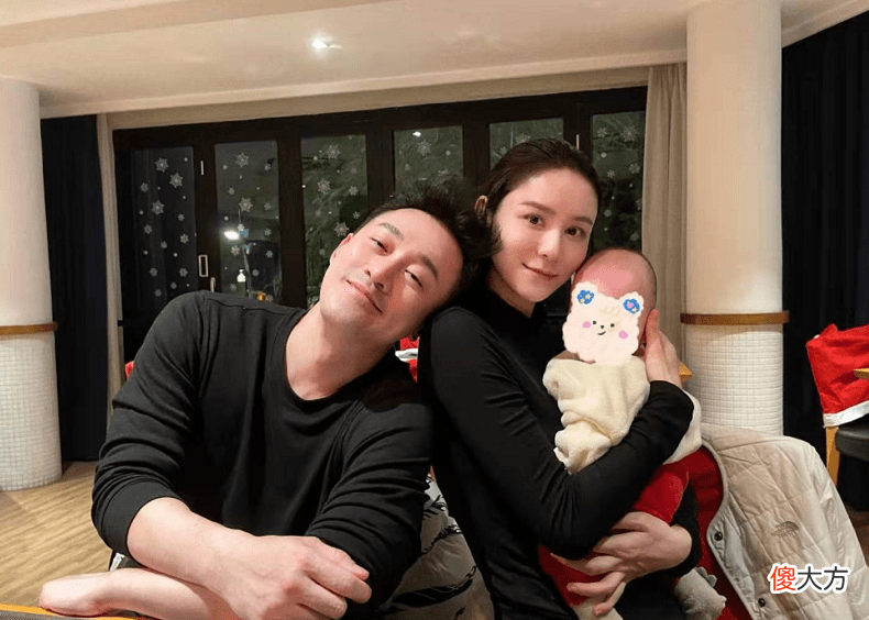 【时尚一点】张馨月高调晒全家福过圣诞，穿休闲装抱娃笑容藏不住