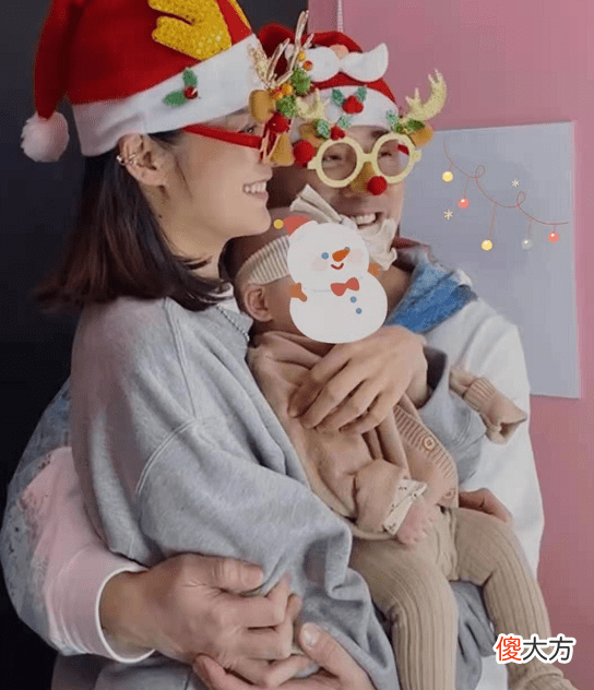 【时尚一点】张馨月高调晒全家福过圣诞，穿休闲装抱娃笑容藏不住