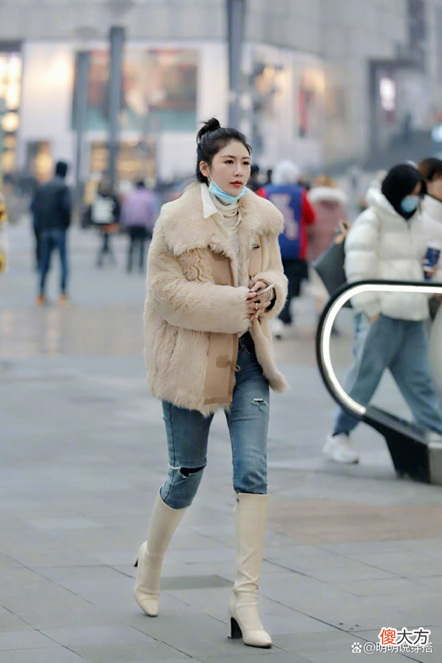 【时尚一点】皮草改良在里面，职场女性可以穿出来上班的，比较保暖