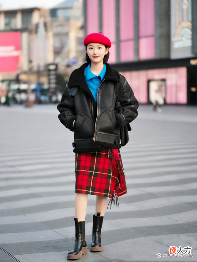 【时尚一点】街拍：轻熟风的打扮比较适合职场女性
