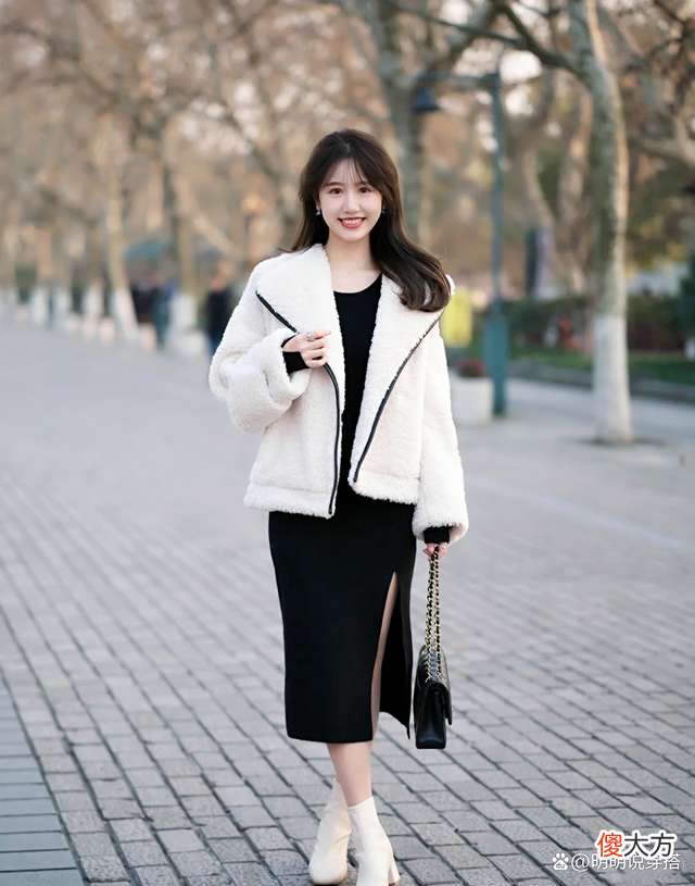 【时尚一点】街拍：轻熟风的打扮比较适合职场女性