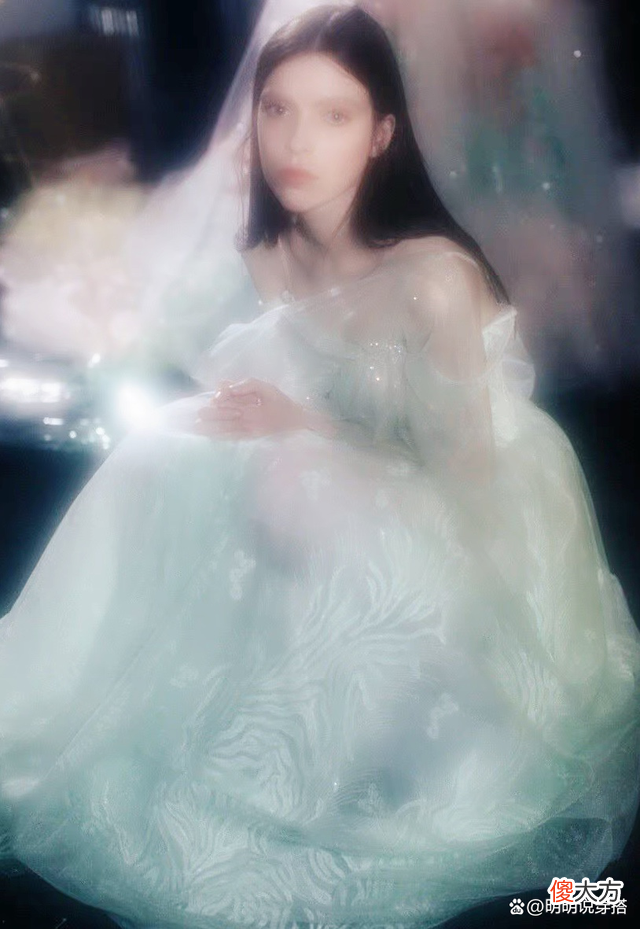 【就爱时尚】仙女的裙子都有轻盈的质感，带有毛毛边或者一些小设计