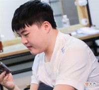 【游戏迷】Faker突然停了下来：“他就像是乌兹一样，说多了我就死定了。”
