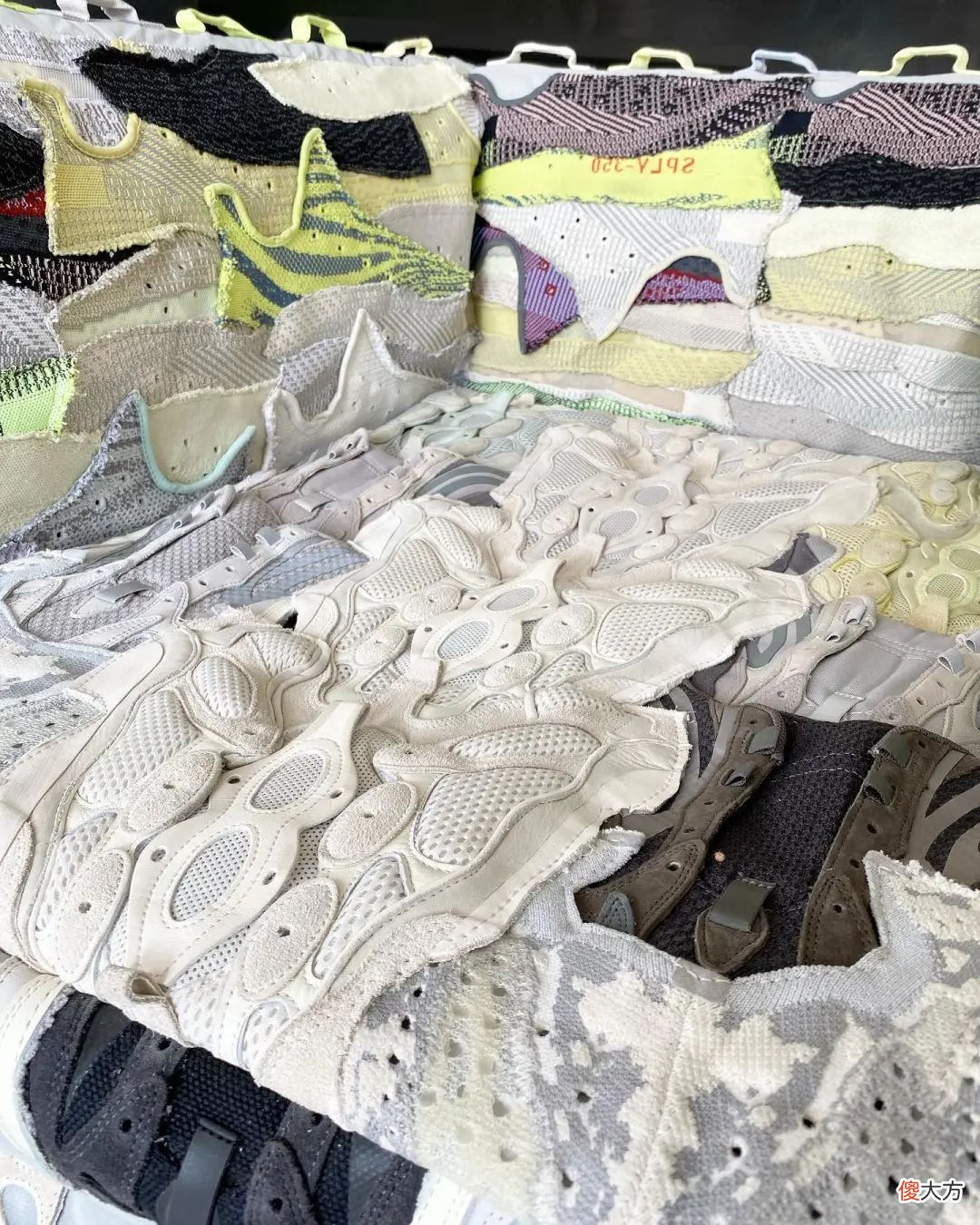 【就爱时尚】Yeezy 沙发你见过吗！网友：这坐着一定很软吧！
