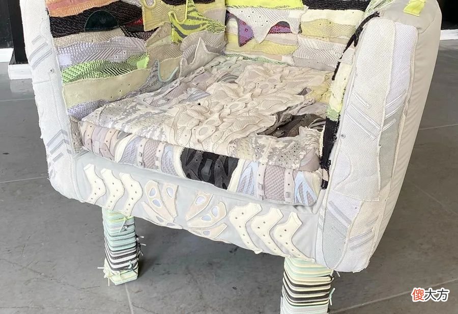 【就爱时尚】Yeezy 沙发你见过吗！网友：这坐着一定很软吧！