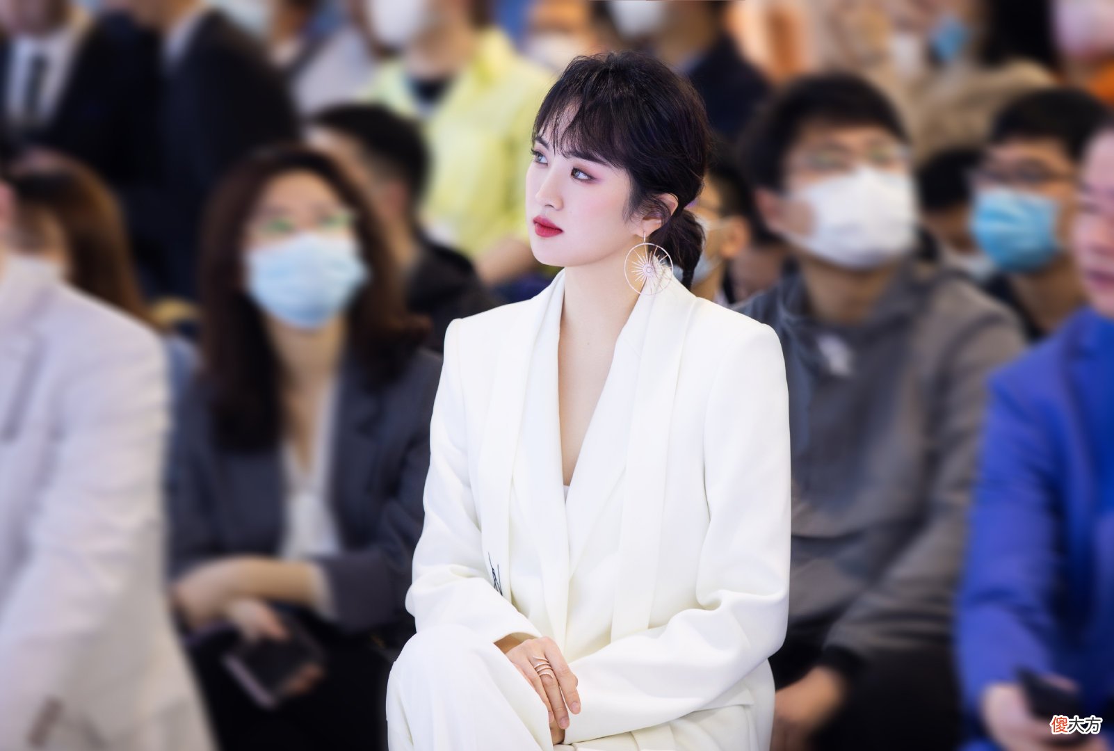 【时尚一点】姚安娜终于打了翻身仗！主演短片荣获戛纳奖太争气，穿西装成小花中霸主