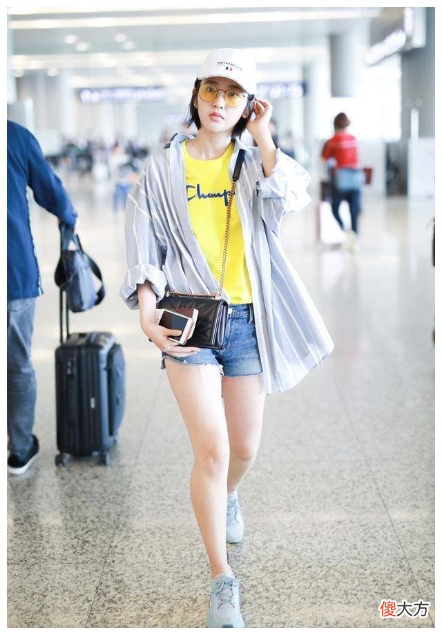 【时尚一点】唐艺昕很会穿衬衫，在大衣上系上背带包裹胸部