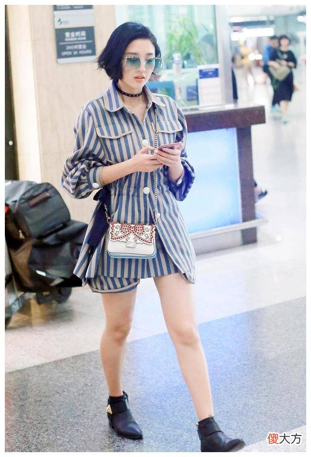 【时尚一点】唐艺昕很会穿衬衫，在大衣上系上背带包裹胸部