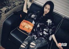 【时尚一点】关晓彤晒美照，花衬衫配破洞牛仔裤化身酷帅女孩