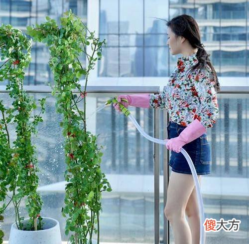 【就爱时尚】田海蓉穿搭小知识：咖啡色开衫外套美完美展现时尚有魅力