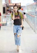 【就爱时尚】秦岚机场造型曝光，扎丸子头俏皮可爱，美到让人窒息