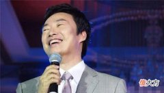 【就爱时尚】费玉清出道以来，他几乎都穿的是西装