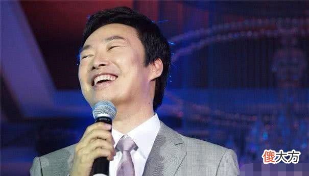 【就爱时尚】费玉清出道以来，他几乎都穿的是西装
