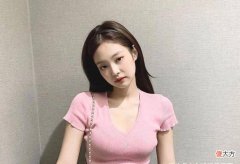 【时尚一点】jennie跟红孩儿撞衫登上热搜，网友：抄得这么彻底吗