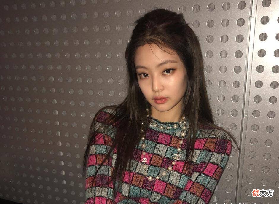 【时尚一点】jennie跟红孩儿撞衫登上热搜，网友：抄得这么彻底吗